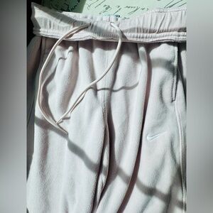 NWT Nike Women's THERMA-FIT MID RISE FLEECE PANTS XS Brand New cozy light pink